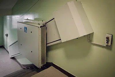 Порядка 70 подъездов в столичных домах оборудуют подъемниками для инвалидов