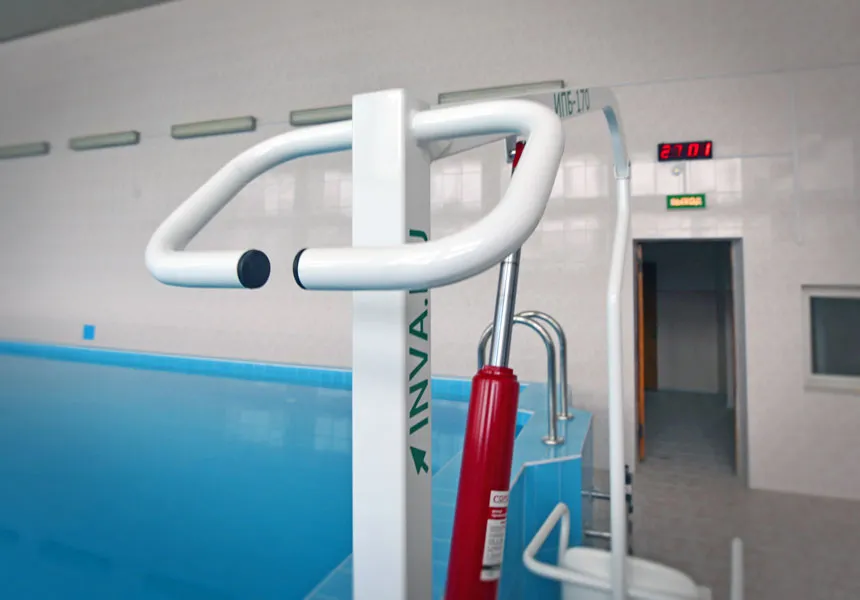 Подъемник для инвалидов в бассейн с гидравлическим приводом