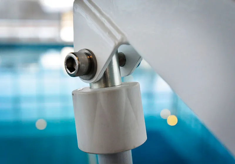 Аварийный спуск инвалидного подъемника для бассейна