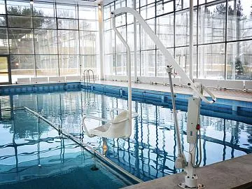 Подъемник для бассейна в лечебном центре «Русское поле»