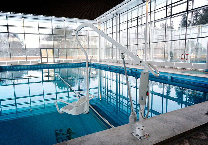 Подъемник для бассейна в лечебном центре «Русское поле»