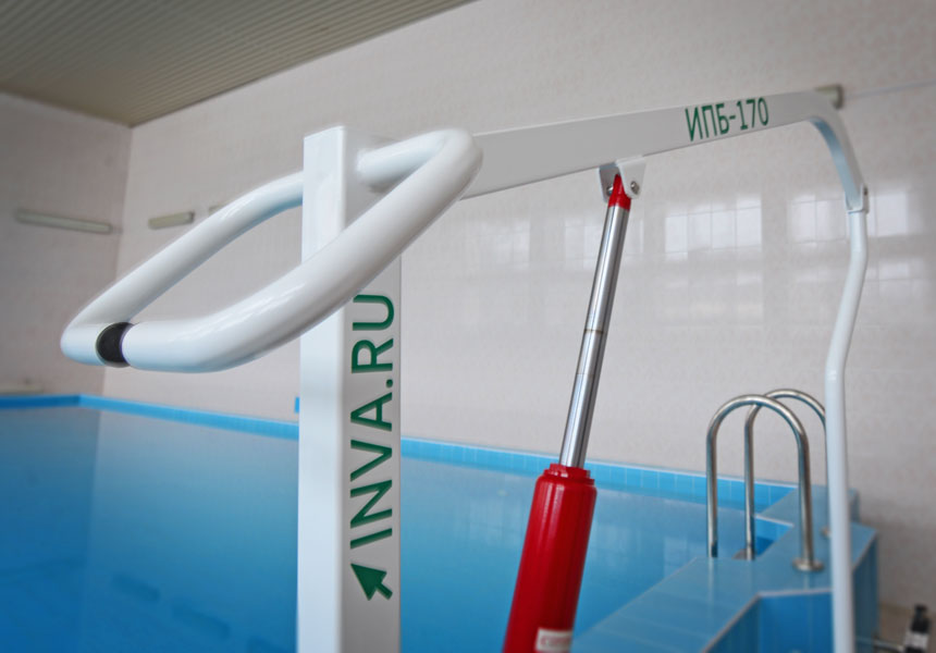Подъемник для инвалидов для бассейна с гидравлическим приводом