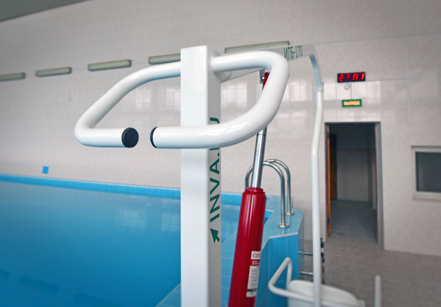 Подъемник для инвалидов в бассейн с гидравлическим приводом