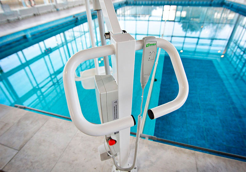 Подъемник для спуска в бассейн инвалидов