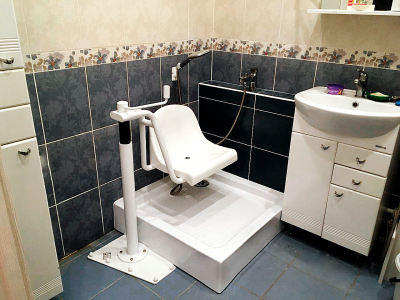 Подъемник для инвалидов в ванну
